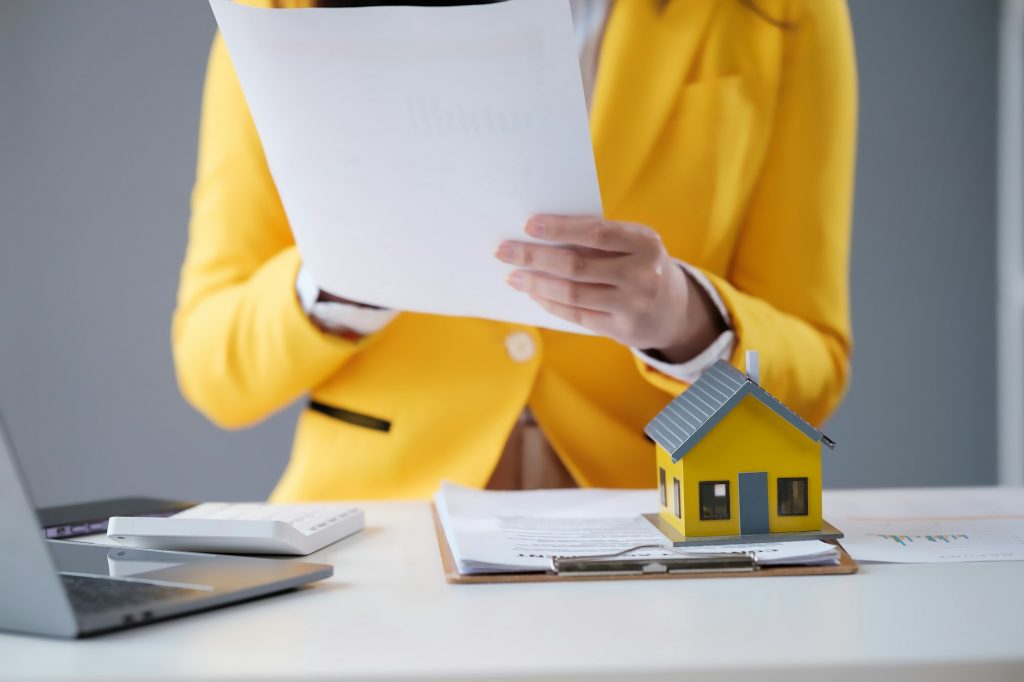 Real estate agent Delivering sample homes to customers, mortgage loan contracts.